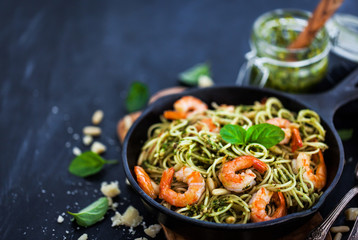 Spaghetti with prawns and homemade pesto sauce