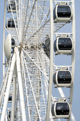 Riesenrad vor blauem Himmel