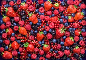 Fotobehang Vruchten Bessen overhead close-up kleurrijke grote geassorteerde mix van strobwerry, bosbes, framboos, braam, rode bes in studio op donkere achtergrond