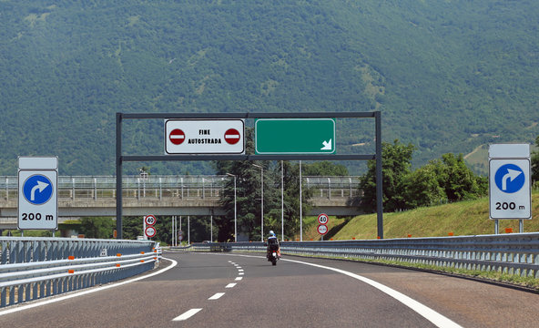 traffic sign at end of motorway  and the text Fine Autostrada th