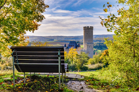 Blick auf Burg Schwalbach im Taunus im Herbst