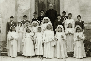 FOTO ANTICA CON BAMBINI CELEBRANDO LA PRIMA COMUNIONE 