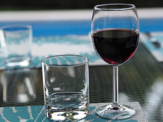 Ein Glas Rotwein am Pool