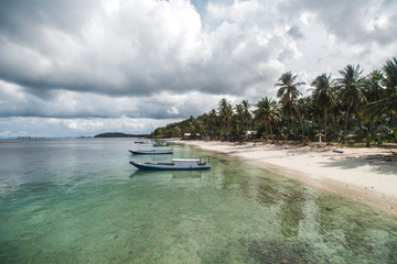 Fototapeta premium Traditional Boat and Beautiful Tropical Beach 
