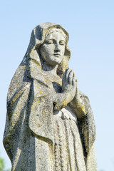 Obraz premium Virgin Mary statue. Vintage sculpture of sad woman in grief (Religion, faith, suffering, love concept)