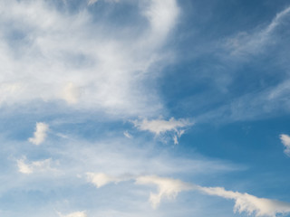 Céu azul com nuvens brancas de outono