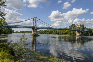 Fototapeta na wymiar Bridge over the river Garonne to reach Auvillar
