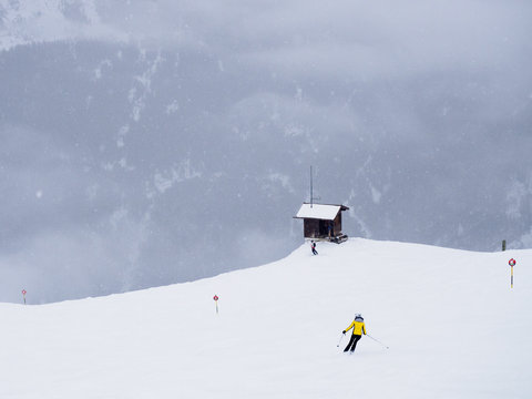 Small hut and skiers