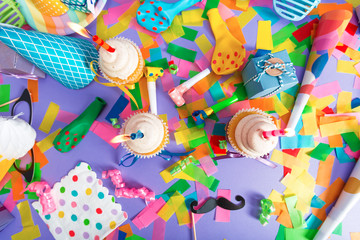 Fototapeta premium Motyw uroczystości wypełniony akcesoriami imprezowymi na fioletowym tle