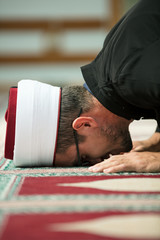 Obraz premium Young Imam praying inside of beautiful mosque
