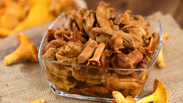 Rotating canned Chanterelles as detailed 4K UHD footage (seamless loopable)