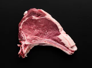 Crédence de cuisine en verre imprimé Viande viande crue isolée sur fond noir agrandi. la vue d& 39 en haut
