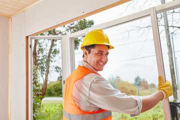 Mann als kompetenter Fenstermonteur