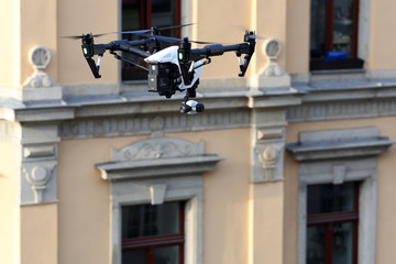 DROHNE MIT KAMERA FLIEGT DURCH EIN WOHNGEBIET