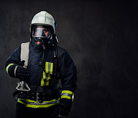 Naklejka premium Strażak ubrany w mundur i maskę tlenową.