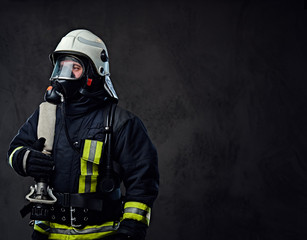 Naklejka premium Firefighter dressed in uniform and an oxygen mask.