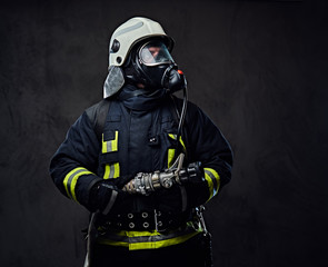Naklejka premium Firefighter dressed in uniform and an oxygen mask.