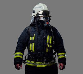 Obraz premium Firefighter dressed in uniform and an oxygen mask.