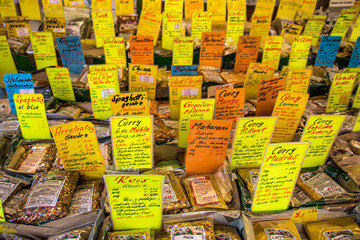 Diverse Gewürze auf Straßemarkt