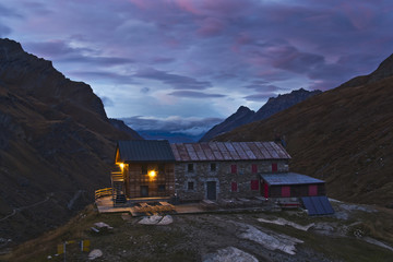 il rifugio alpino al calar del sole
