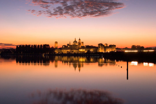 Mantova, skyline dalla riva del Lago Inferiore
