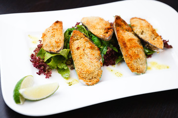 Baked mussels with cheese