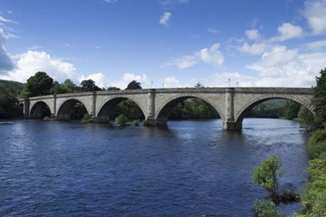 Fototapeta na wymiar bridge in dunkeld, river Tay.