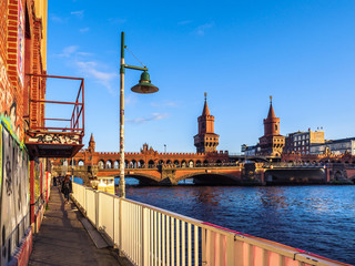 Streetfotografie mit Oberbaumbrücke - obrazy, fototapety, plakaty