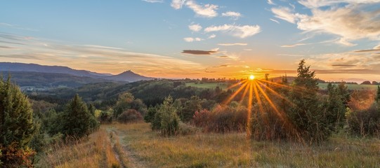Sonnenuntergang im Herbst mit Blick auf die Burg Hohenzollern, Deutschland © stgrafix