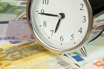 Ein Wecker und Euro Geldscheine