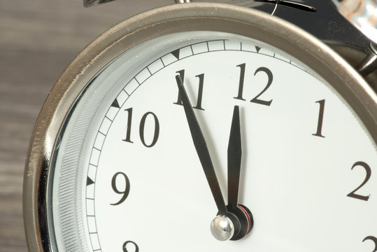 Eine Uhr zeigt fünf vor zwölf