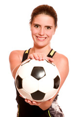 Sportliche junge Frau mit Fussball 