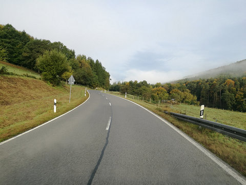 Eine kurvige Landstraße im Spessart in Bayern in Deutschland