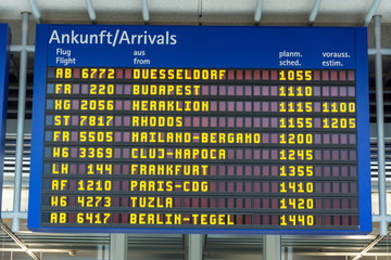 Blue display with arrivals at the airport in German and English