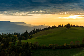 Obraz premium Sonnenuntergangsstimmung über dem Emmental und den Voralpen, Aebersold, Schweiz