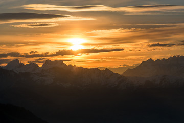Sonnenuntergangsstimmung über den Alpen, Brienz, Schweiz