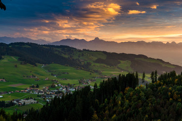 Fototapeta na wymiar Sonnenuntergangsstimmung über dem Emmental und den Voralpen, Aebersold, Schweiz
