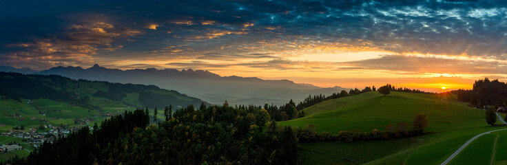 Sonnenuntergangs-Panorama über dem Emmental und den Voralpen, Aebersold, Schweiz