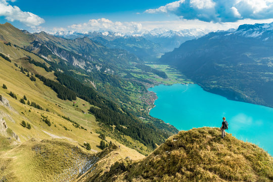 Wanderin auf Brienzer Grat hoch &uuml;ber Brienzersee und Brienz, Berner Oberland, Schweiz