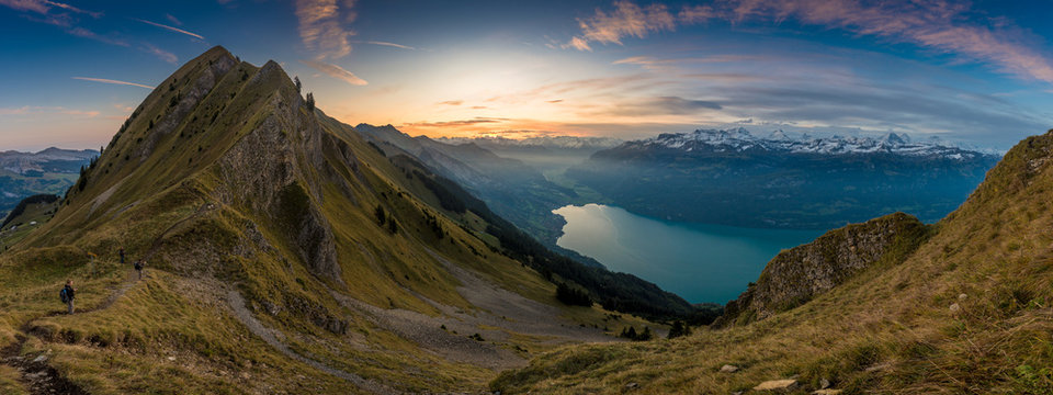 Panoramaaussicht auf Brienz und Brienzersee, Berner Oberland, Schweiz