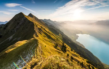 Deurstickers Natuur Sonnenaufgang über Brienz und Brienzersee von der Allgäu Lücke, Berner Oberland Schweiz
