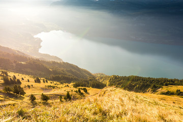 Morgennebel über Brienz und Brienzersee von der Allgäu Lücke, Berner Oberland Schweiz