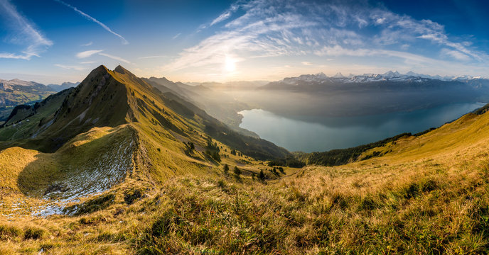 Panorama-Aussicht auf Brienz, Tannhorn, Brienzer Rothorn und Brienzersee von der Allg&auml;u L&uuml;cke, Berner Oberland Schweiz