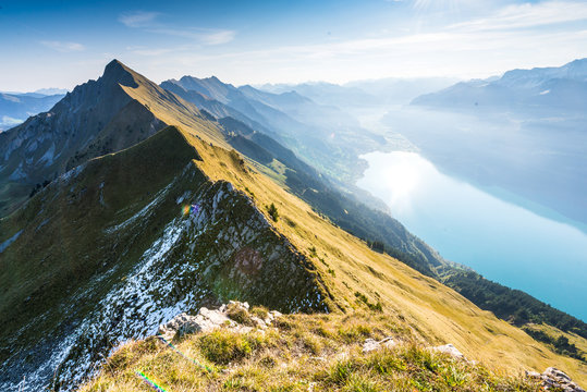 Panorama-Aussicht auf Brienzersee und Brienz, Berner Oberland, Schweiz