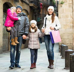 Fototapeta premium Family with two children posing