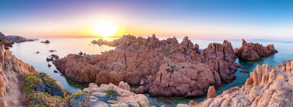 sonnenuntergang an der costa paradiso in sardinen