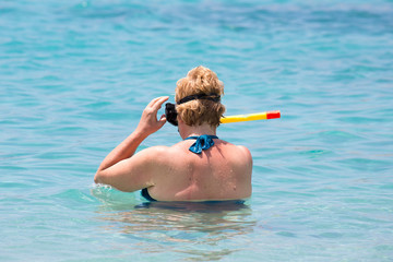 Frau schnorchelt im Meer (Karibik)