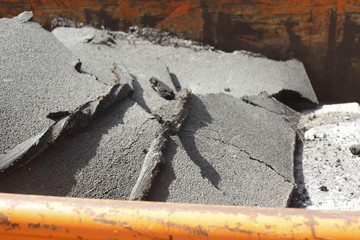 Bauschutt, Reste einer Straßendecke, Asphalt