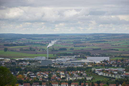 Industrieschornstein in der Landschaft 