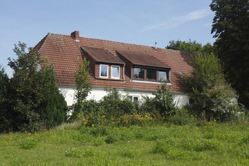 Fototapeta na wymiar Wohnhaus, Einfamilienhaus, Wiese
